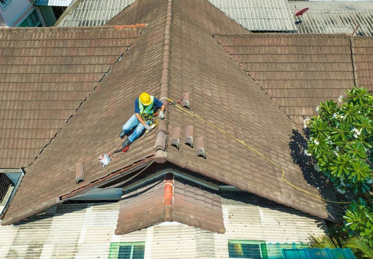 When to Call for Emergency Roof Repair: 5 Warning Signs