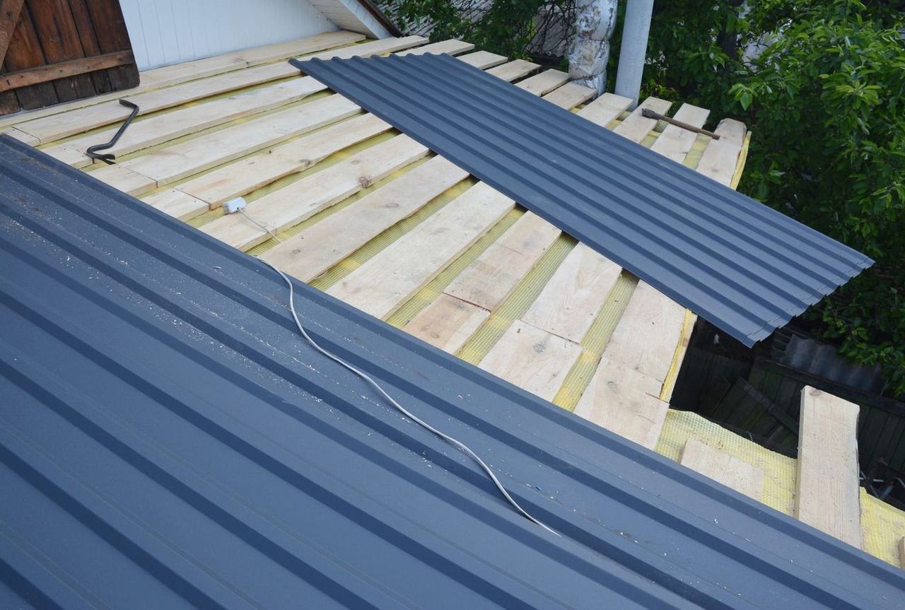 How Thermal Expansion Is Managed During Metal Roof Installation in Hot Climates