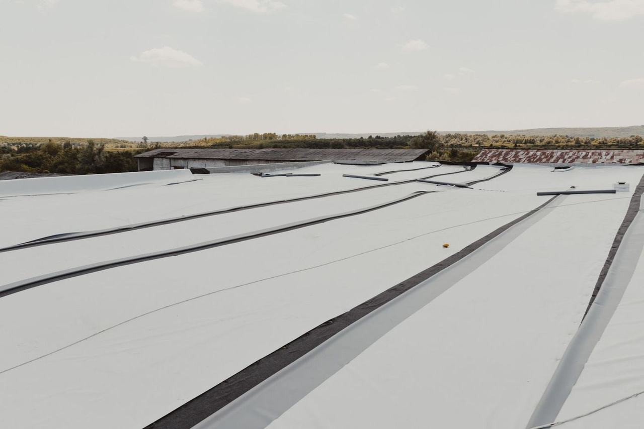 What Sets TPO Roofing Apart for Flat Commercial Buildings in Coastal Heat